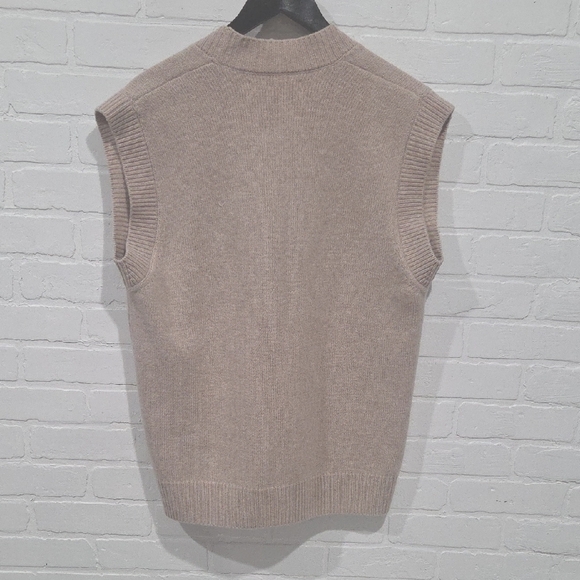In Wear Knit Vest - Picture 3 of 6